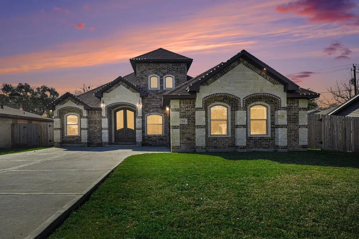 714 S Kansas Street, La Porte, TX 77571 - #1