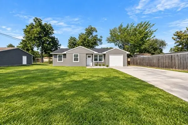 201 Inwood Ln, Highlands, TX 77562