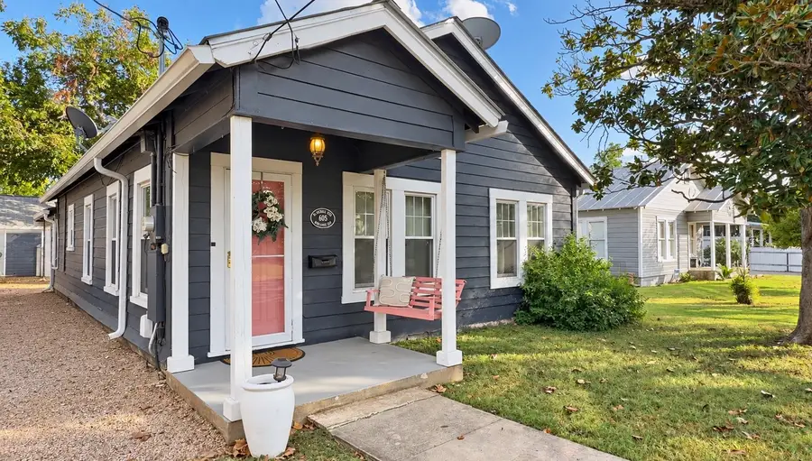 605 N Robinson Avenue, Kerrville, TX 78028 - #2