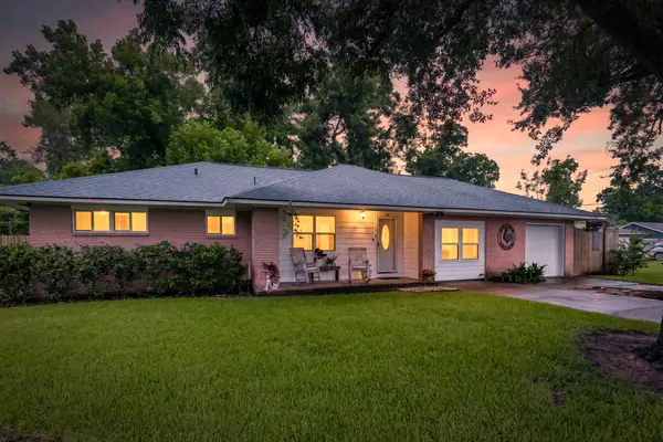 303 Southern Oaks Dr, Lake Jackson, TX 77566