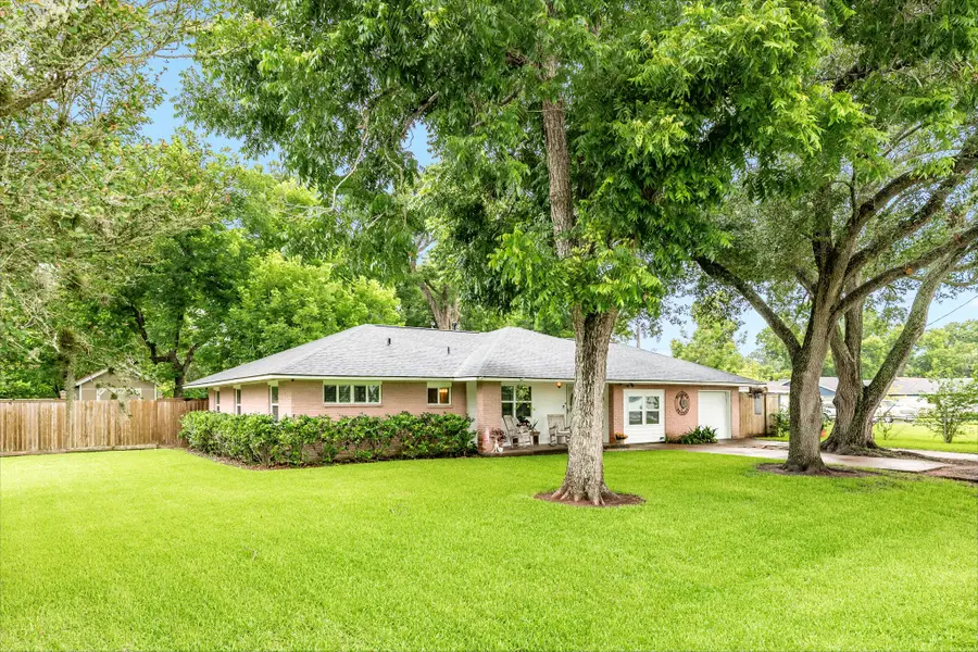 303 Southern Oaks Dr, Lake Jackson, TX 77566 - #2