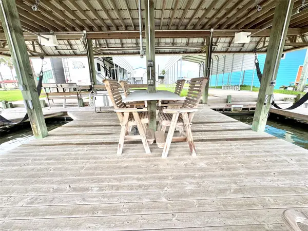 1222 Island Boulevard, Crystal Beach, TX 77650