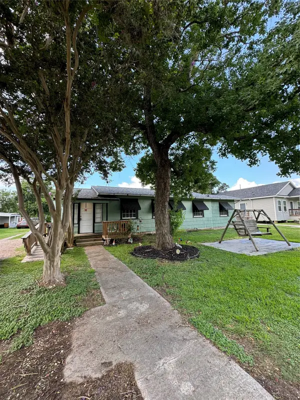 411 & 411 1/2 Humphrey Avenue, Palacios, TX 77465
