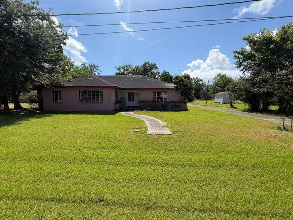 611 Live Oak Street, Jones Creek, TX 77541
