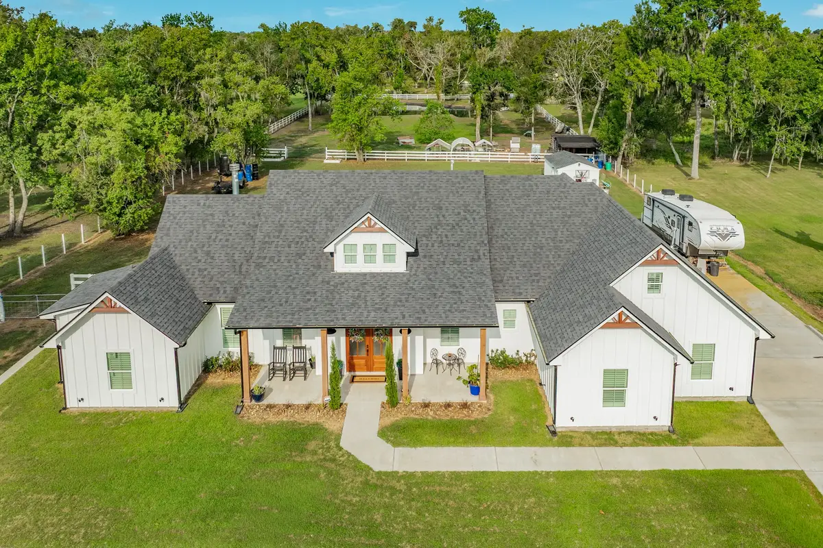 206 Black Oak Dr, Angleton, TX 77515 - #1