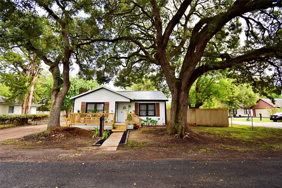 300 N Walnut Street, Wharton, TX 77488 - #2