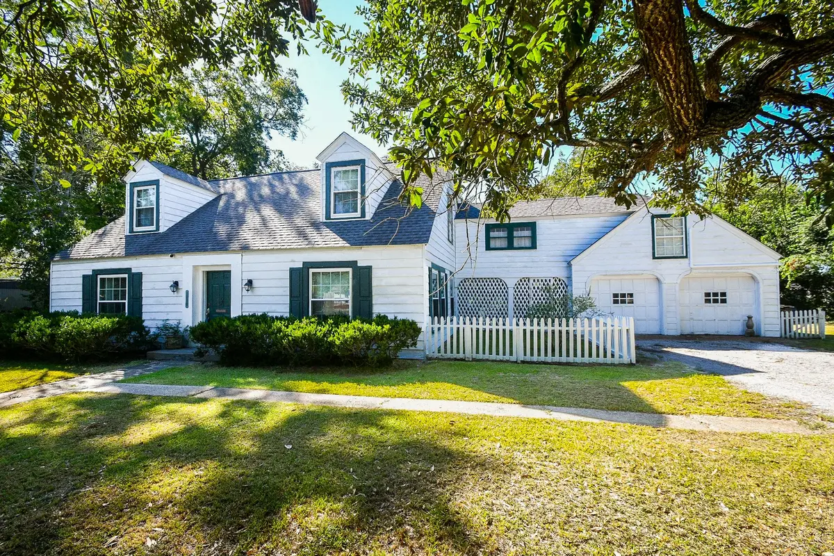 1118 E Cedar Street, Angleton, TX 77515 - #1