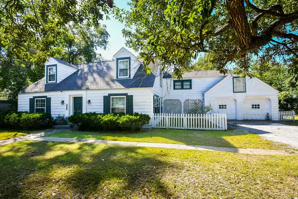 1118 E Cedar Street, Angleton, TX 77515