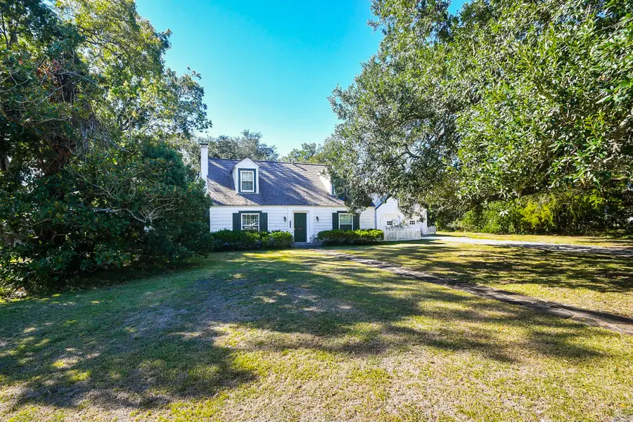 1118 E Cedar Street, Angleton, TX 77515 - #2