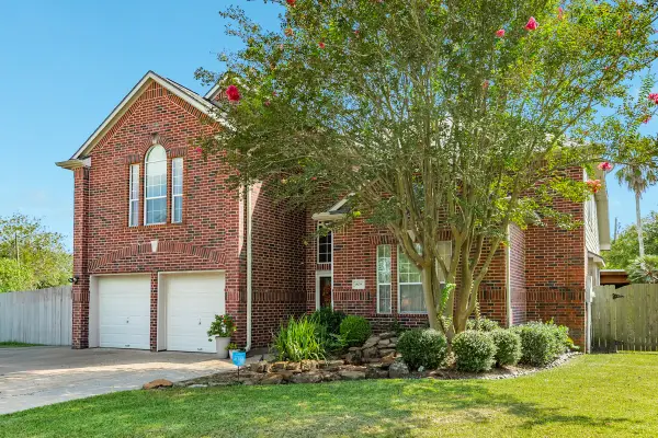 808 S Belle Drive, Angleton, TX 77515