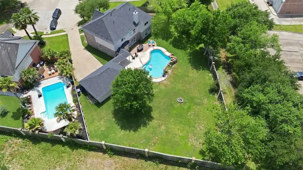 2402 Daytona Court, Friendswood, TX 77546