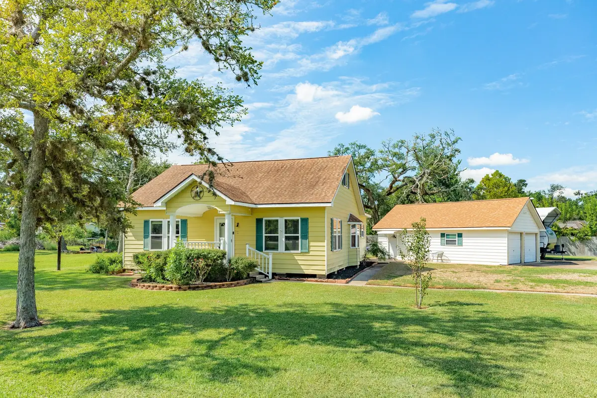 402 Goliad St Cr 821, Clute, TX 77531 - #1