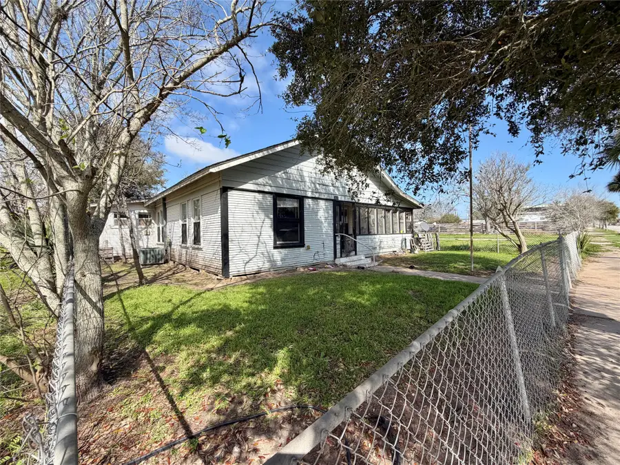 326 W 2nd Street, Freeport, TX 77541 - #2