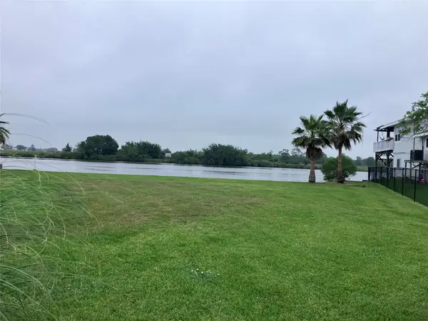 4408 Island Drive, Dickinson, TX 77539