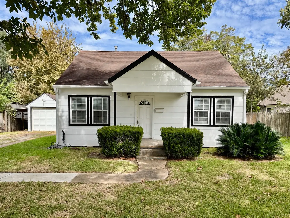 416 W Brazos Avenue, West Columbia, TX 77486 - #1