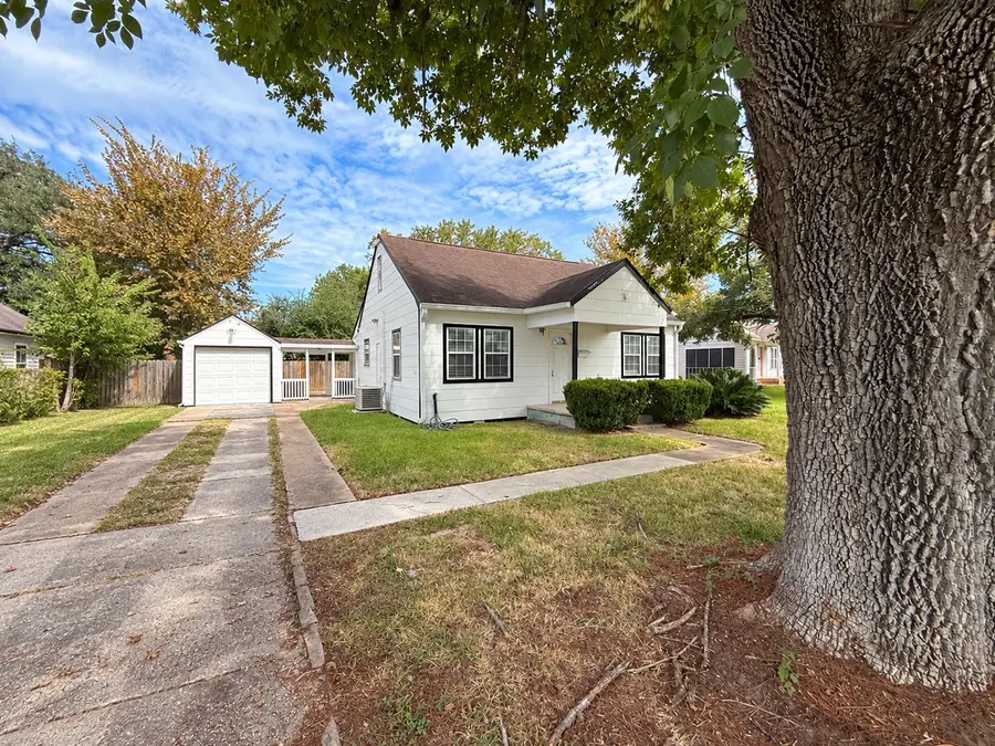 416 W Brazos Avenue, West Columbia, TX 77486 - #2