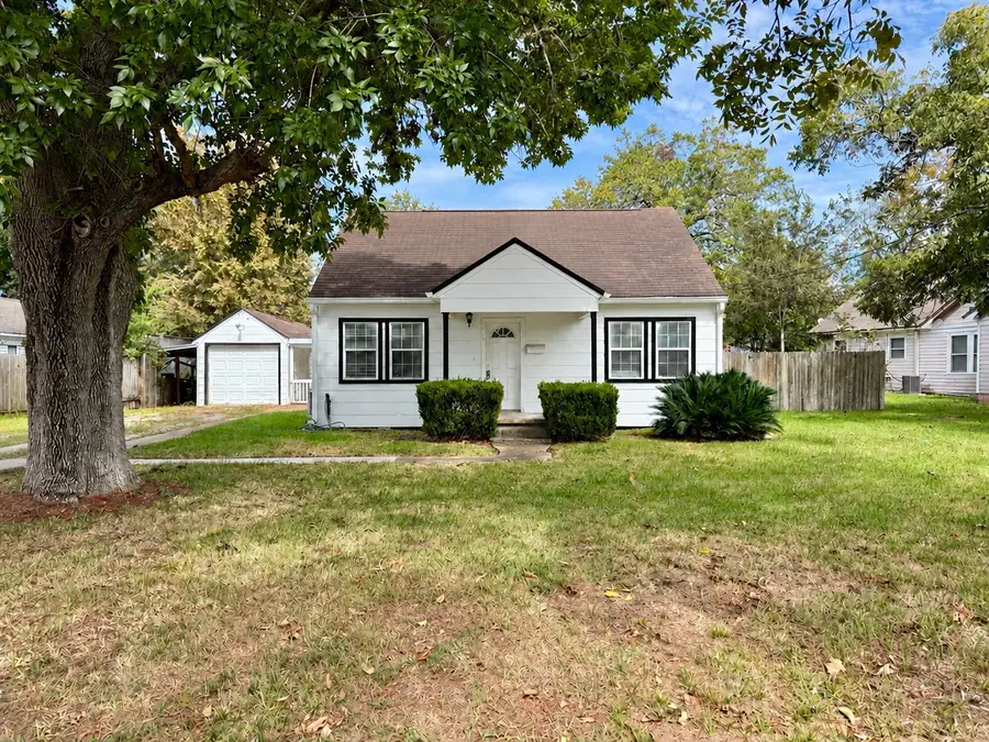 416 W Brazos Avenue, West Columbia, TX 77486 - #3