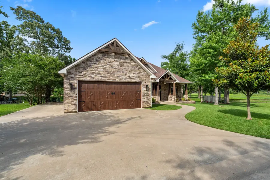 636 W Lake Drive, Livingston, TX 77351 - #2