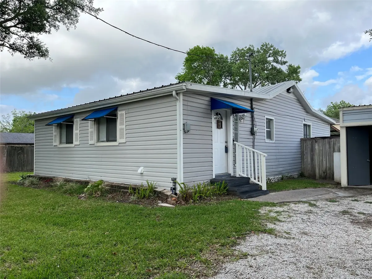 218 N Ormsby Street, Alvin, TX 77511 - #1