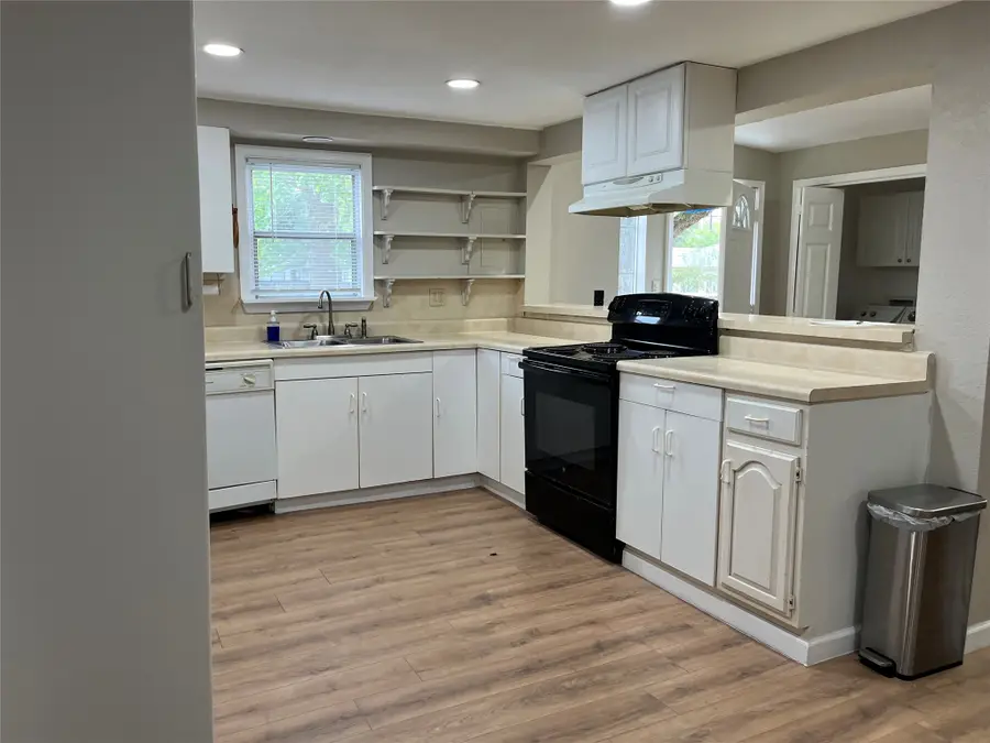 218 N Ormsby Street, Alvin, TX 77511 - #3