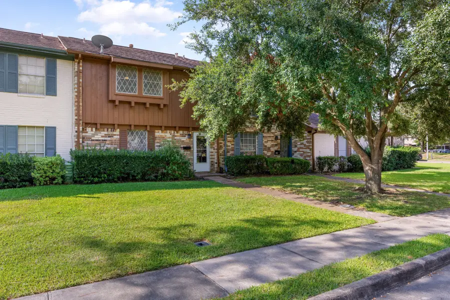 907 Garden Walk Drive, La Porte, TX 77571 - Image #2