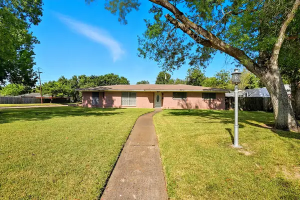 2000 E Fayle Street, Baytown, TX 77520