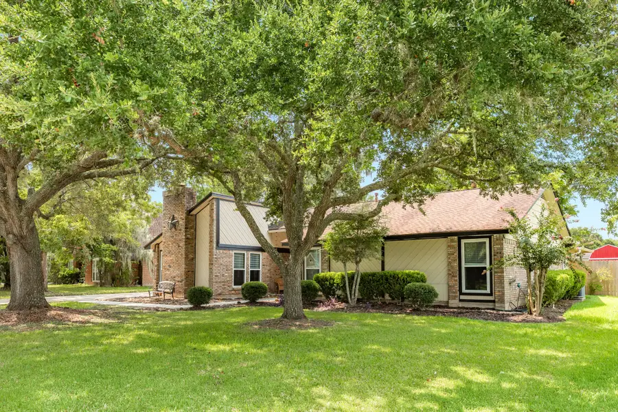 54 Royal Oak Circle, Lake Jackson, TX 77566 - #2