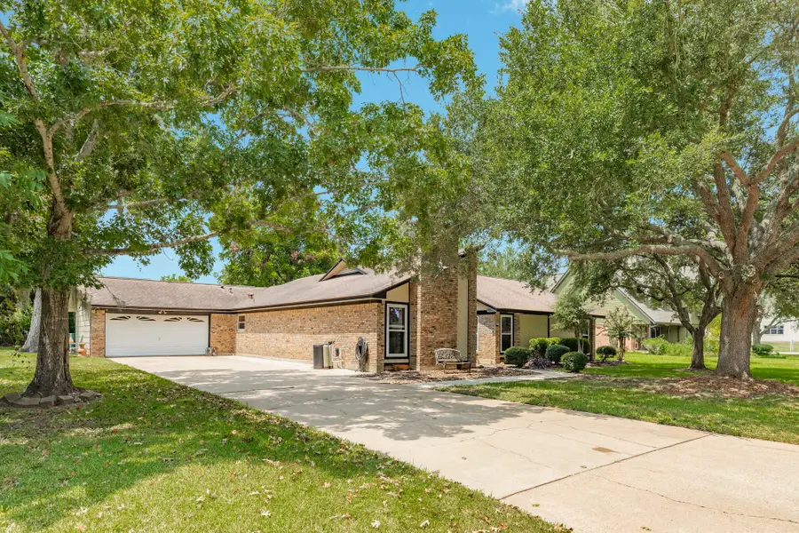 54 Royal Oak Circle, Lake Jackson, TX 77566 - #3
