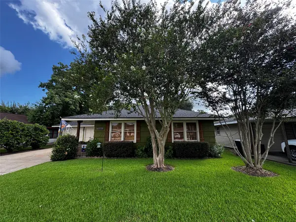 4530 Boyd Avenue, Groves, TX 77619