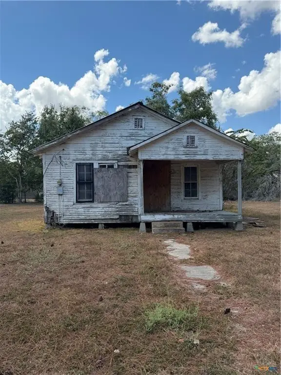 415 W Hamilton St, Cuero, TX 77954 - #1