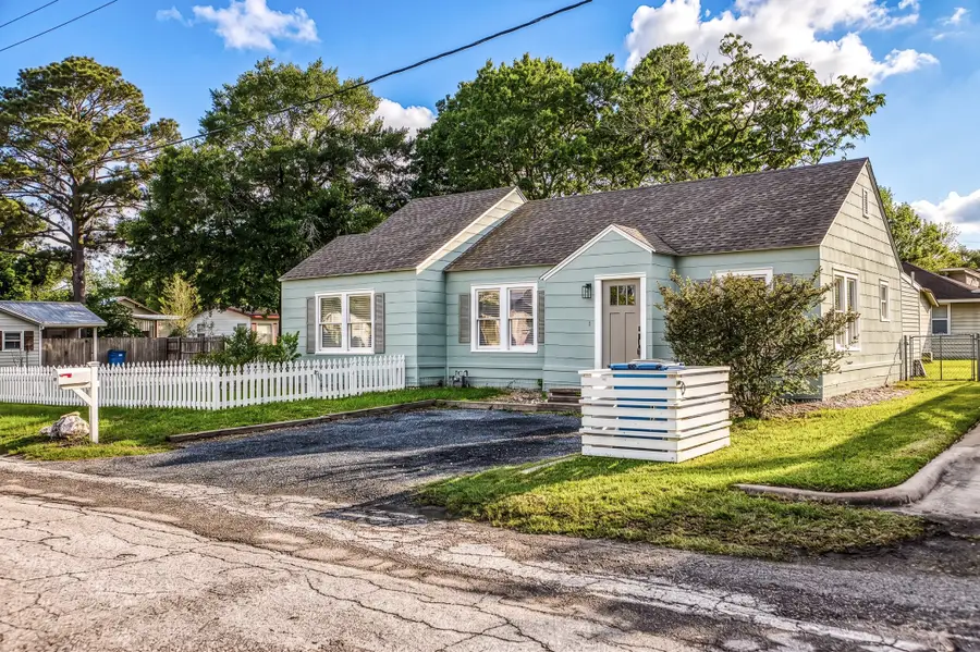 408 N Hunt Street, Bellville, TX 77418 - #2