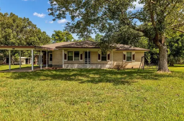 302 Channelview Drive, Anahuac, TX 77514
