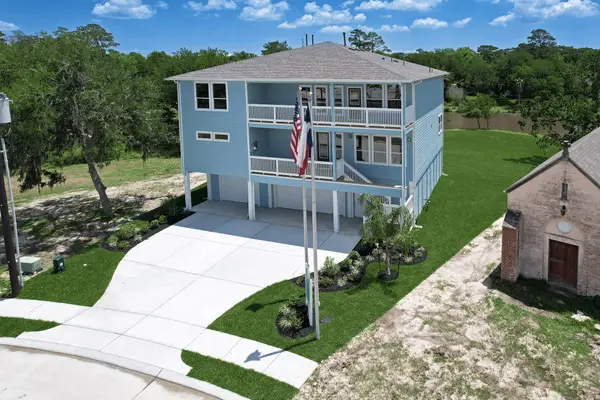 3921 Peacock Isle Drive, Dickinson, TX 77539