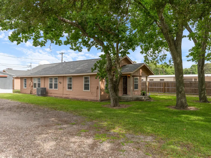 3320 Brooks Avenue, Bay City, TX 77414 - #2