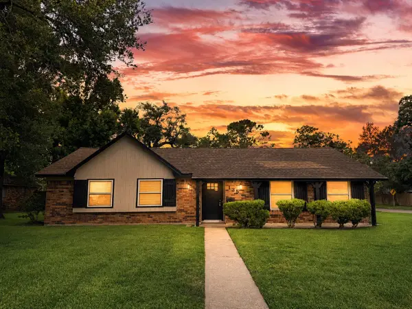 135 Nasturtium Street, Lake Jackson, TX 77566