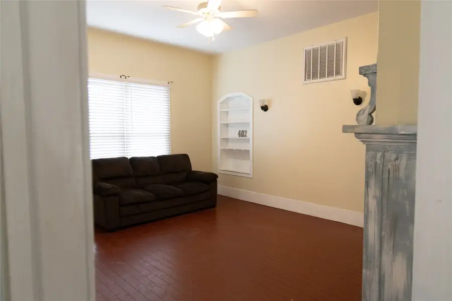 402 Alamo Street, El Campo, TX 77437 - Image #3