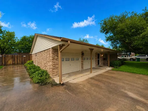 913 Cannan Drive, Angleton, TX 77515
