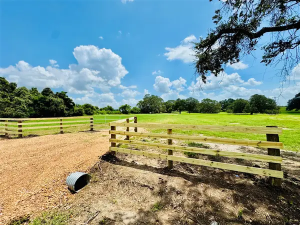 427 Knezek Road N, Flatonia, TX 78941
