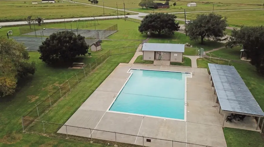 000 Lariat Court, Angleton, TX 77515 - #2