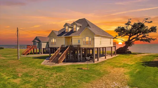 207 Heartfield Lane, Anahuac, TX 77514