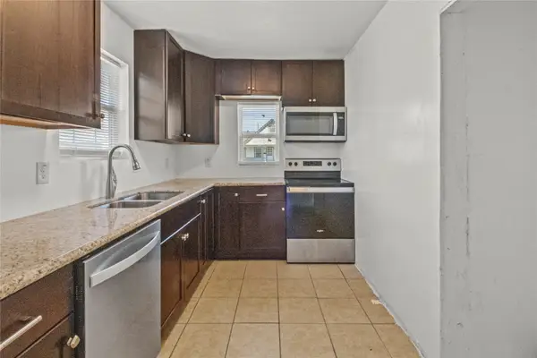 319 E B Street, La Porte, TX 77571