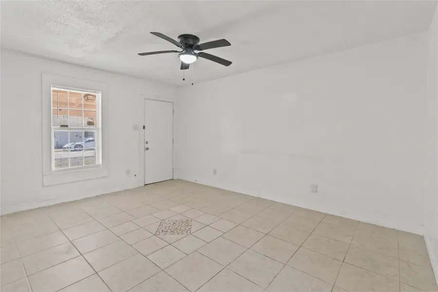 319 E B Street, La Porte, TX 77571 - #3