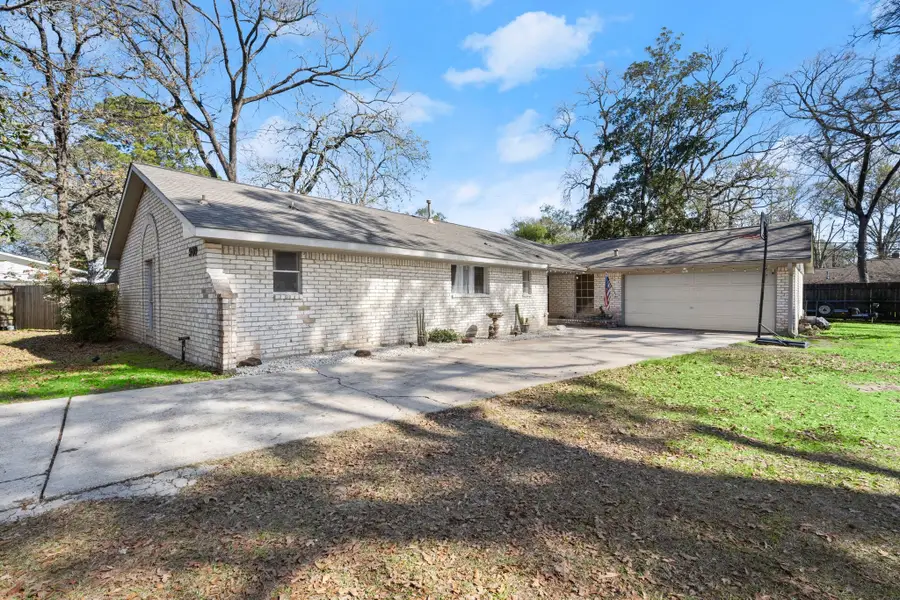 910 Brook Forest Court, Conroe, TX 77385 - Image #2