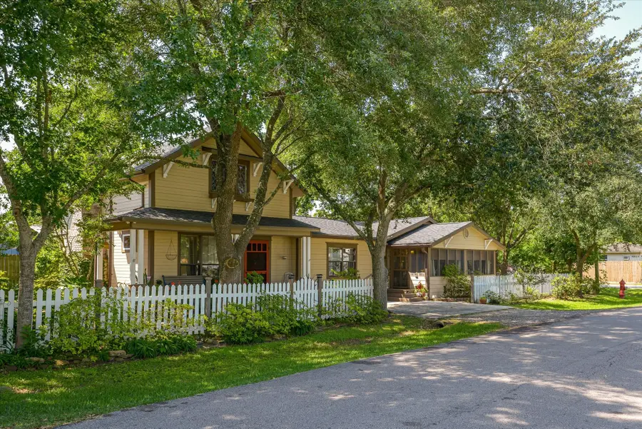 1021 Ave Avenue E, Bacliff, TX 77518 - #2