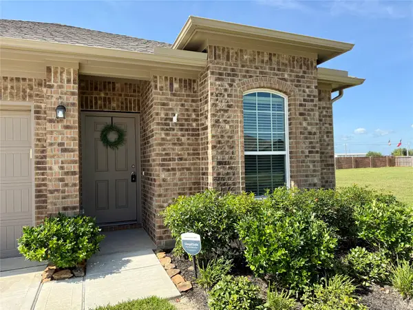1951 Middle Pass Ln, Angleton, TX 77515