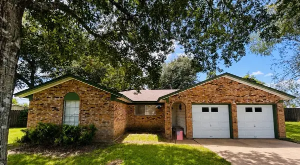 2 Travis Court, Angleton, TX 77515