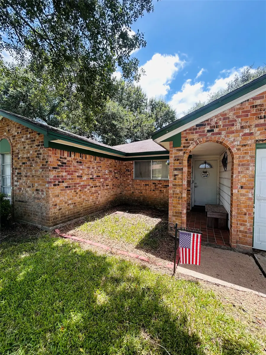 2 Travis Court, Angleton, TX 77515 - #2