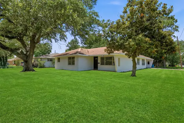5002 Live Oak Drive, Texas City, TX 77591