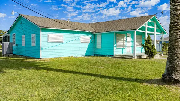 312 W Jefferson Avenue, Port O Connor, TX 77982