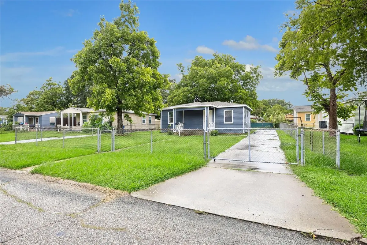 1011 12th 1/2 Street N, Texas City, TX 77590 - #1